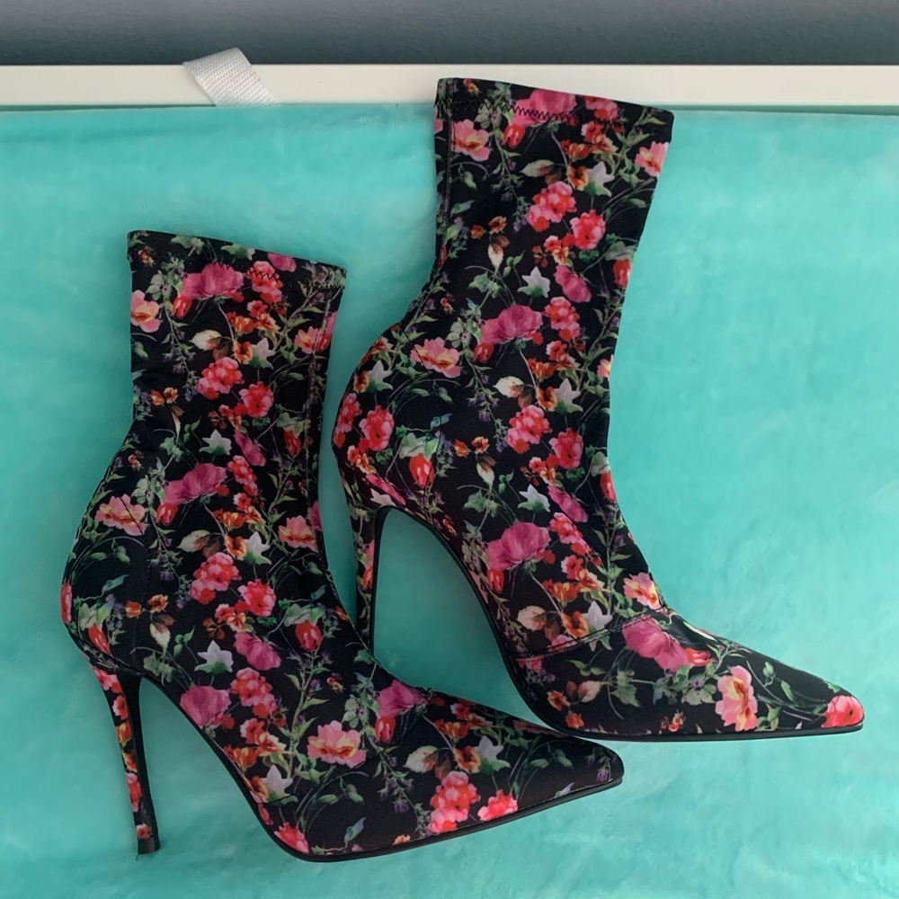 Cute Steve Madden Floral Daffy sock boots
